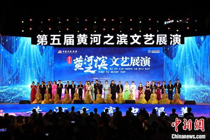 7月19日晚，第五屆黃河之濱文藝展演在蘭州體育文化廣場(chǎng)開(kāi)幕。張曦予 攝