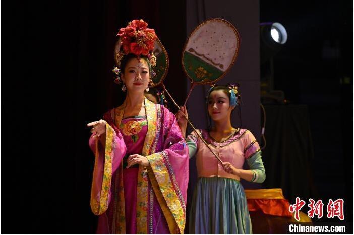 7月18日晚，中國(guó)經(jīng)典舞劇《絲路花雨》在甘肅蘭州黃河劇院進(jìn)行演出。中國(guó)經(jīng)典舞劇《絲路花雨》迎來(lái)45周年，7月17日-8月4日在蘭州開啟為期多天的駐場(chǎng)演出。該舞劇取材于敦煌莫高窟壁畫，集中國(guó)霓裳羽衣舞、敦煌舞、印度舞、黑巾舞、波斯馬鈴舞等于一身，自1979年演出至今，該劇先后在40多個(gè)國(guó)家和地區(qū)演出近4000場(chǎng)，觀眾550多萬(wàn)人次。中新社記者 李亞龍 攝</p>
<p>