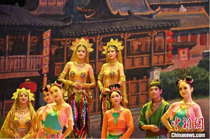 7月18日晚，中國(guó)經(jīng)典舞劇《絲路花雨》在甘肅蘭州黃河劇院進(jìn)行演出。中國(guó)經(jīng)典舞劇《絲路花雨》迎來(lái)45周年，7月17日-8月4日在蘭州開啟為期多天的駐場(chǎng)演出。該舞劇取材于敦煌莫高窟壁畫，集中國(guó)霓裳羽衣舞、敦煌舞、印度舞、黑巾舞、波斯馬鈴舞等于一身，自1979年演出至今，該劇先后在40多個(gè)國(guó)家和地區(qū)演出近4000場(chǎng)，觀眾550多萬(wàn)人次。中新社記者 李亞龍 攝</p>
<p>