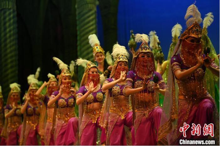 7月18日晚，中國(guó)經(jīng)典舞劇《絲路花雨》在甘肅蘭州黃河劇院進(jìn)行演出。中國(guó)經(jīng)典舞劇《絲路花雨》迎來(lái)45周年，7月17日-8月4日在蘭州開啟為期多天的駐場(chǎng)演出。該舞劇取材于敦煌莫高窟壁畫，集中國(guó)霓裳羽衣舞、敦煌舞、印度舞、黑巾舞、波斯馬鈴舞等于一身，自1979年演出至今，該劇先后在40多個(gè)國(guó)家和地區(qū)演出近4000場(chǎng)，觀眾550多萬(wàn)人次。中新社記者 李亞龍 攝</p>
<p>