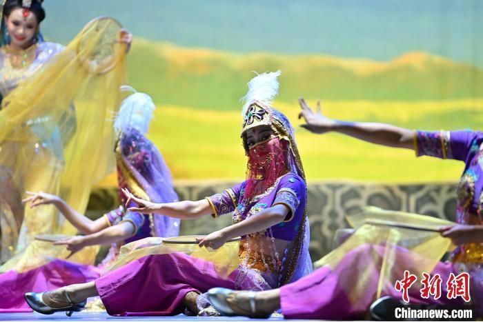 7月18日晚，中國(guó)經(jīng)典舞劇《絲路花雨》在甘肅蘭州黃河劇院進(jìn)行演出。中國(guó)經(jīng)典舞劇《絲路花雨》迎來(lái)45周年，7月17日-8月4日在蘭州開啟為期多天的駐場(chǎng)演出。該舞劇取材于敦煌莫高窟壁畫，集中國(guó)霓裳羽衣舞、敦煌舞、印度舞、黑巾舞、波斯馬鈴舞等于一身，自1979年演出至今，該劇先后在40多個(gè)國(guó)家和地區(qū)演出近4000場(chǎng)，觀眾550多萬(wàn)人次。中新社記者 李亞龍 攝</p>
<p>