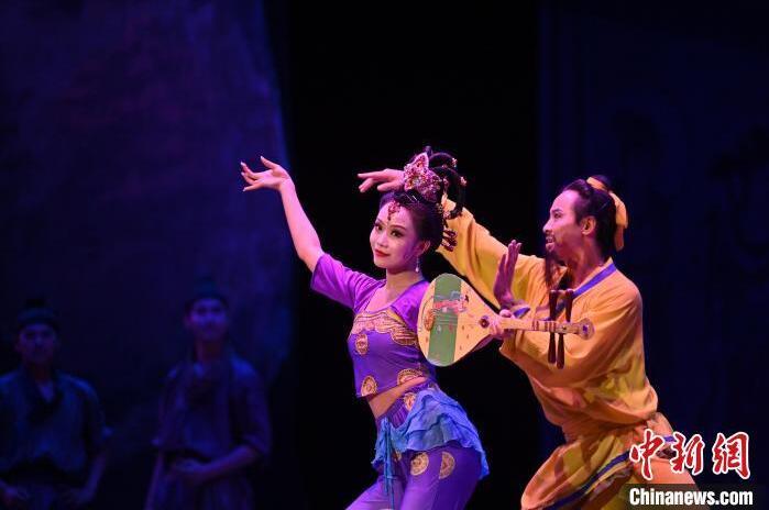 7月18日晚，中國(guó)經(jīng)典舞劇《絲路花雨》在甘肅蘭州黃河劇院進(jìn)行演出。中國(guó)經(jīng)典舞劇《絲路花雨》迎來(lái)45周年，7月17日-8月4日在蘭州開啟為期多天的駐場(chǎng)演出。該舞劇取材于敦煌莫高窟壁畫，集中國(guó)霓裳羽衣舞、敦煌舞、印度舞、黑巾舞、波斯馬鈴舞等于一身，自1979年演出至今，該劇先后在40多個(gè)國(guó)家和地區(qū)演出近4000場(chǎng)，觀眾550多萬(wàn)人次。中新社記者 李亞龍 攝</p>
<p>