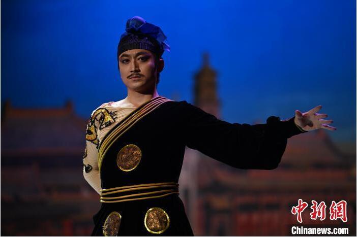 7月18日晚，中國(guó)經(jīng)典舞劇《絲路花雨》在甘肅蘭州黃河劇院進(jìn)行演出。中國(guó)經(jīng)典舞劇《絲路花雨》迎來(lái)45周年，7月17日-8月4日在蘭州開啟為期多天的駐場(chǎng)演出。該舞劇取材于敦煌莫高窟壁畫，集中國(guó)霓裳羽衣舞、敦煌舞、印度舞、黑巾舞、波斯馬鈴舞等于一身，自1979年演出至今，該劇先后在40多個(gè)國(guó)家和地區(qū)演出近4000場(chǎng)，觀眾550多萬(wàn)人次。中新社記者 李亞龍 攝