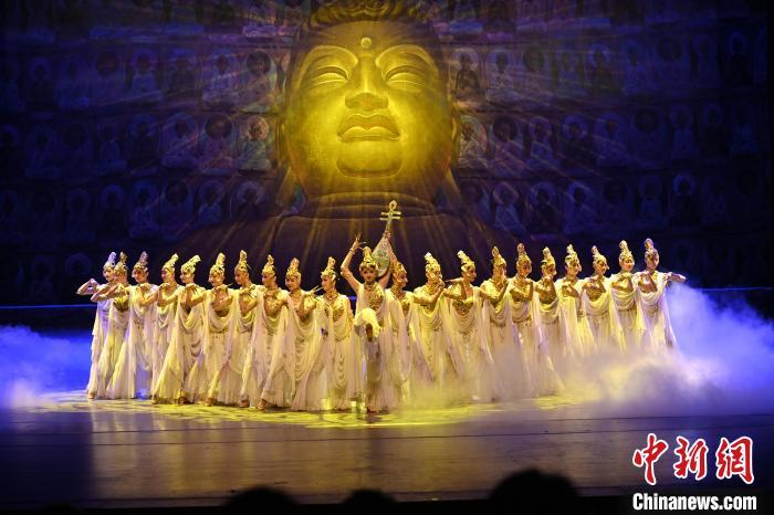 7月18日晚，中國(guó)經(jīng)典舞劇《絲路花雨》在甘肅蘭州黃河劇院演出。李亞龍 攝