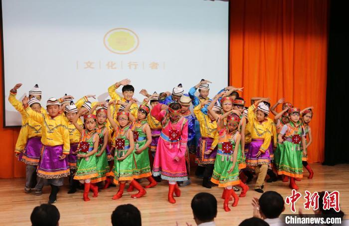 圖為蘭州大學(xué)文化行者團隊走進民族社區(qū)，開展系列活動。(資料圖)蘭州大學(xué)供圖