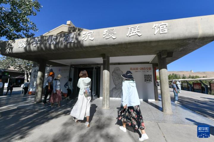 7月22日，游客排隊進入“尋境敦煌——數(shù)字敦煌沉浸展”場館。新華社記者 郎兵兵 攝</p>
<p>
