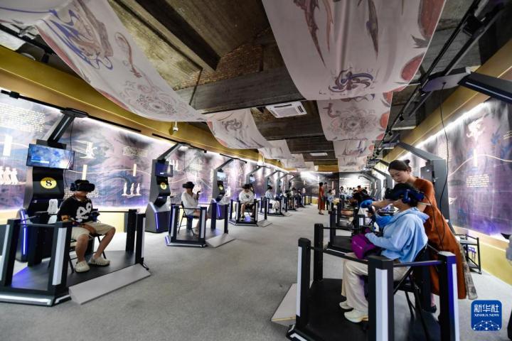 7月22日，游客線下體驗“尋境敦煌——數(shù)字敦煌沉浸展”。新華社記者 郎兵兵 攝</p>
<p>