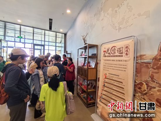 近日，玉門關(guān)遺址景區(qū)開啟了一場(chǎng)精彩紛呈的玉關(guān)詩詞挑戰(zhàn)賽，吸引眾多游人參與其中。玉門關(guān)遺址景區(qū)供圖