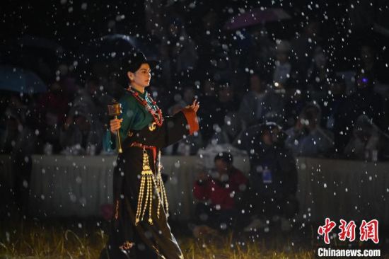 圖為2024年8月6日晚大賽現(xiàn)場(chǎng)模特進(jìn)行比賽。李亞龍 攝