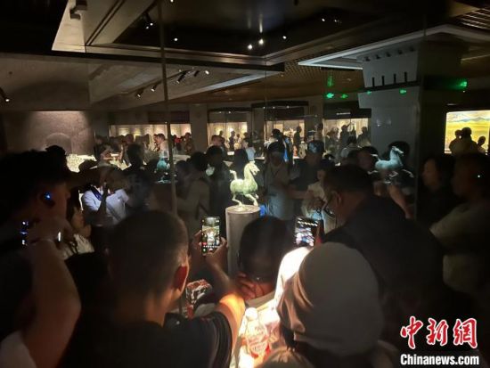 8月17日至23日，“濃濃民族情 兩岸一家親”臺(tái)灣同胞參訪團(tuán)甘肅行交流活動(dòng)在甘肅展開。圖為臺(tái)胞參觀甘肅省博物館。中新社記者 閆姣 攝