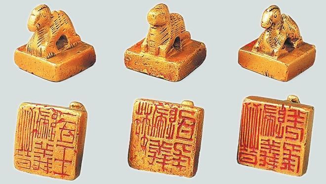 從左至右依次為“晉歸義羌侯”金印、“晉歸義氐王”金印、“魏歸義氐侯”金印