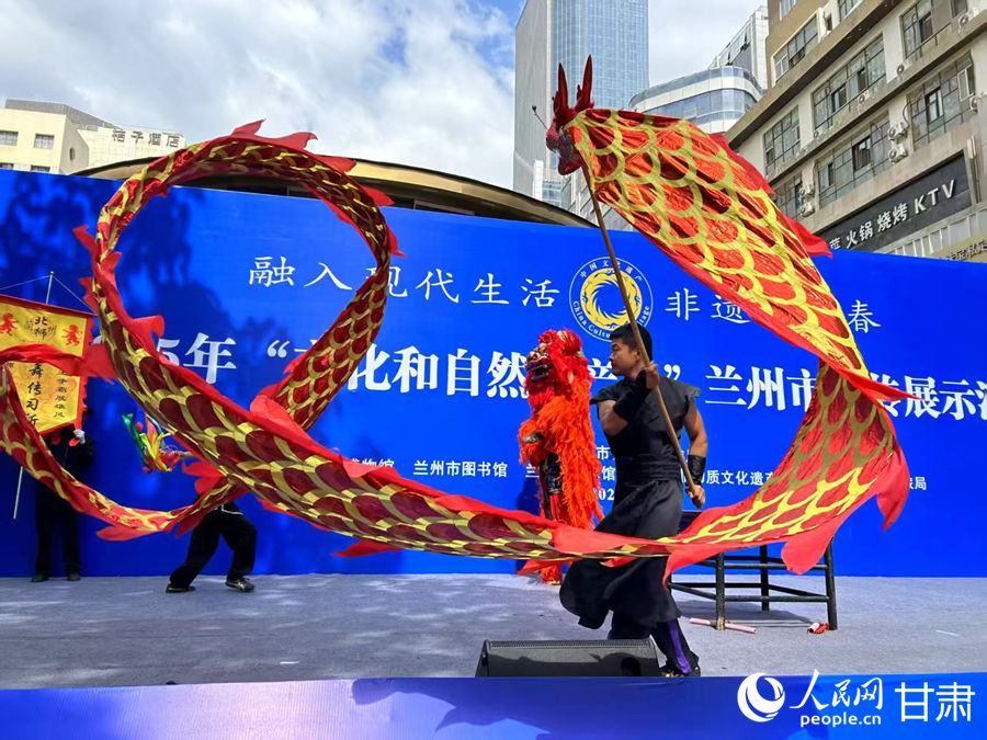 柴宗峰在2025年“文化和自然遺產(chǎn)日”蘭州市非遺宣傳展示活動中表演舞獅。人民網(wǎng)記者 焦隆攝