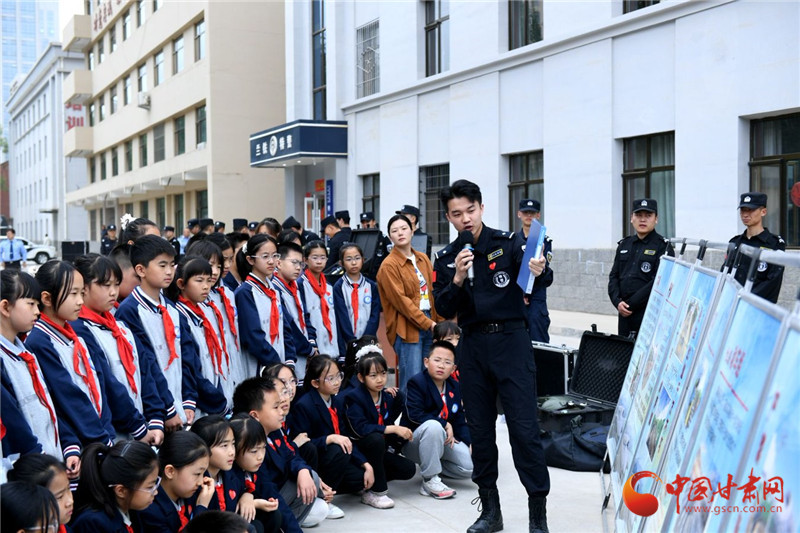 蘭鐵警方敞開警營迎“六一”